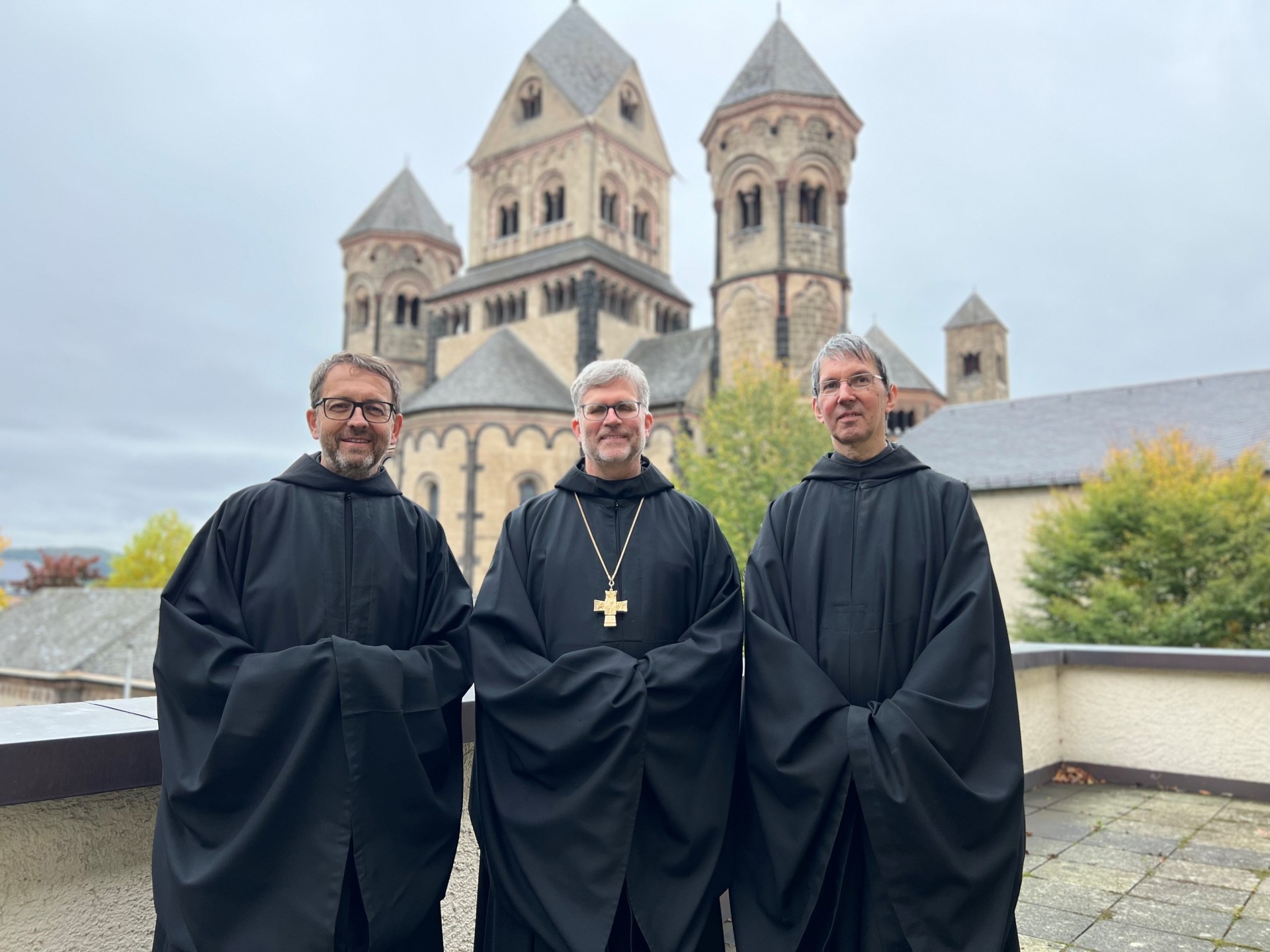 Maria Laach hat einen neuen Abt: Der künftige Prior, Pater Maximilian Krenn, Abt Mauritius Wilde mit Pater Petrus – dem bisherigen Prior-Administrator Foto: Maria Laach, Robert Eberle