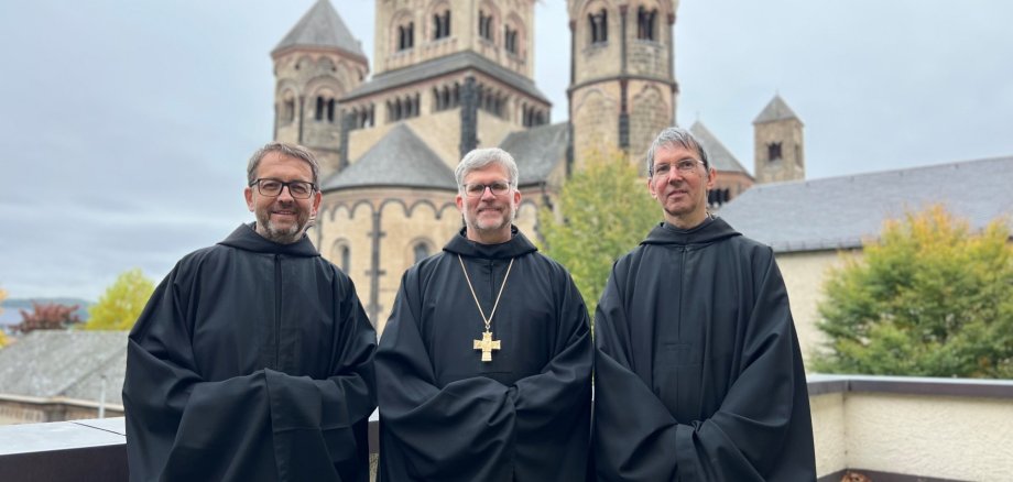 Maria Laach hat einen neuen Abt: Der künftige Prior, Pater Maximilian Krenn, Abt Mauritius Wilde mit Pater Petrus – dem bisherigen Prior-Administrator Foto: Maria Laach, Robert Eberle