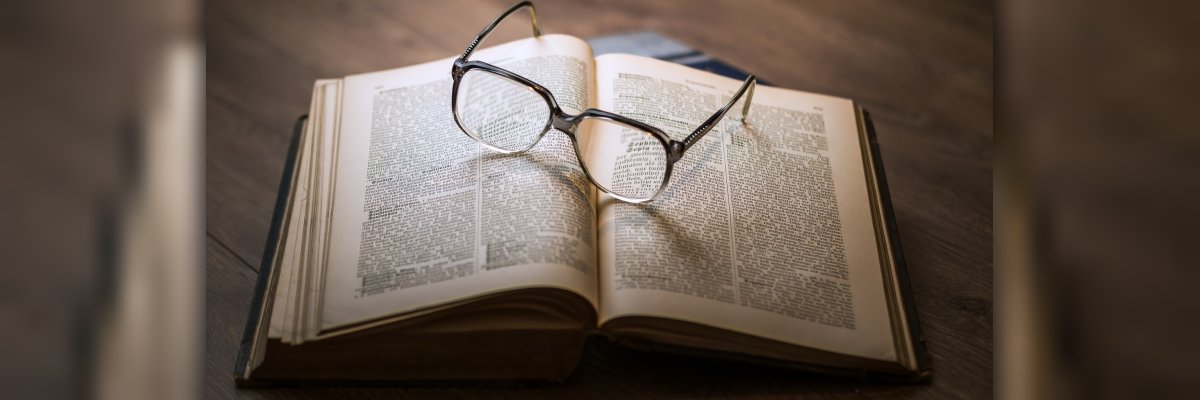 Lesebrille auf Buch Lesebrille auf Buch