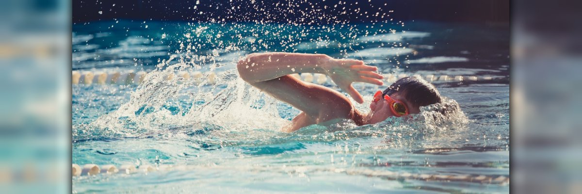 schwimmender Junge schwimmender Junge