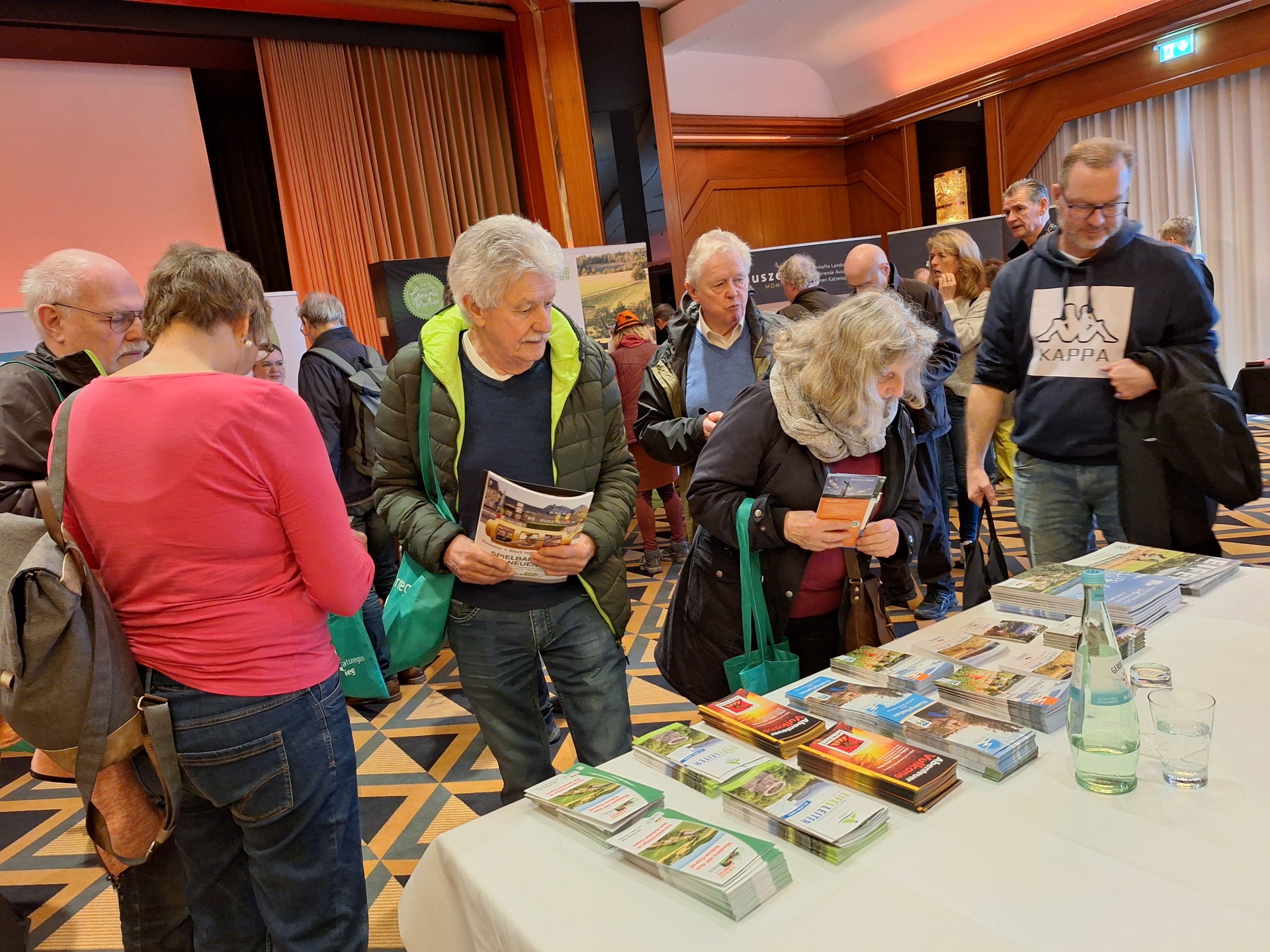 Besucher am Messestand Besucher am Messestand
