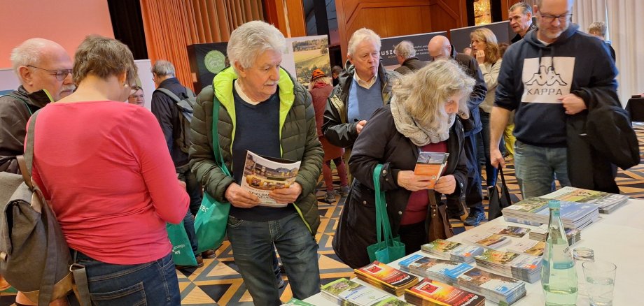 Besucher am Messestand